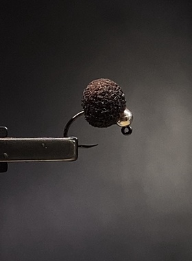 Y171北京路亚鳟鱼颗粒饵飞蝇钩浮水干式飞钓仿生饵黑坑高压钓场