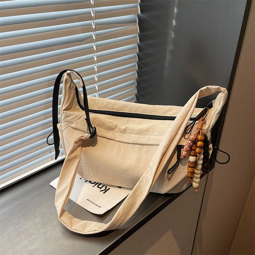 休闲尼龙布包包女2025新款通勤学生百搭斜挎包运动旅游骑行单肩包