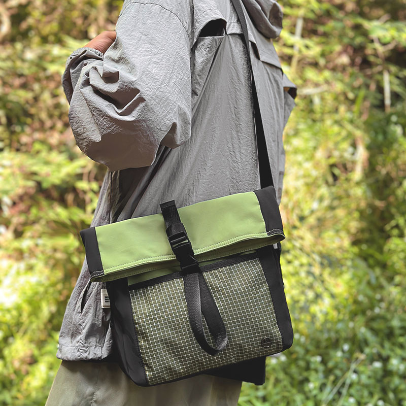 时尚潮酷情侣尼龙布包包男女2025新款休闲户外单肩斜挎机能工装包
