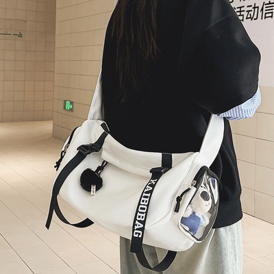 单肩包男日系工装斜挎包大容量旅行包上课通勤邮差包女运动健身包