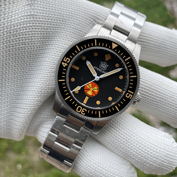 steeldive复古夜光精钢300米梭子鱼湿度计潜水手表无辐射大黄蜂盘