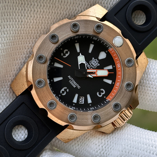 黑色表盘青铜表圈44.5 毫米表壳蓝宝石玻璃夜光1000M男士潜水手表