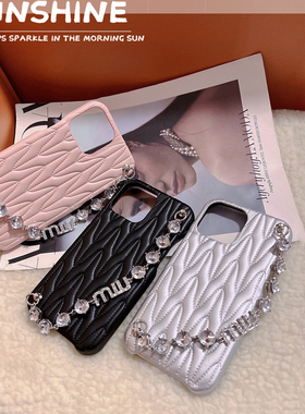 褶皱小羊皮奢华水钻手链字母适用苹果17手机壳少女心iPhone15promax高级134pro皮质软壳15promax防摔保护套潮