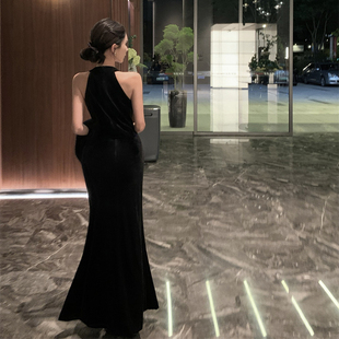 黑色晚宴会成人礼礼服裙轻奢小众高端订婚衣服长款丝绒挂脖连衣裙