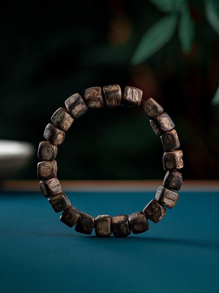 하이난 잉거 녹색 QINNAN AGARWOOD 팔찌 설탕 큐브 오래된 재료 체스 NAN 향기로운 나무 사각형 모양의 양동이 구슬 팔찌 남성과 여성을위한