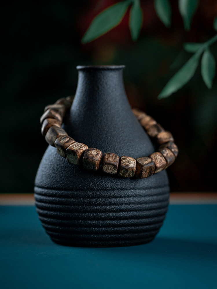 하이난 잉거 녹색 QINNAN AGARWOOD 팔찌 설탕 큐브 오래된 재료 체스 NAN 향기로운 나무 사각형 모양의 양동이 구슬 팔찌 남성과 여성을위한