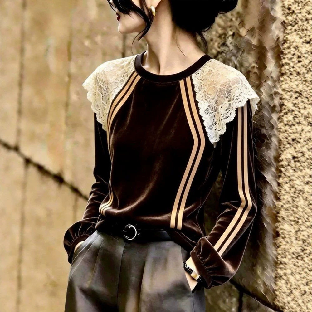 小众蕾丝拼接丝绒上衣女显瘦设计感通勤衬衫咖色高级别致2026年秋