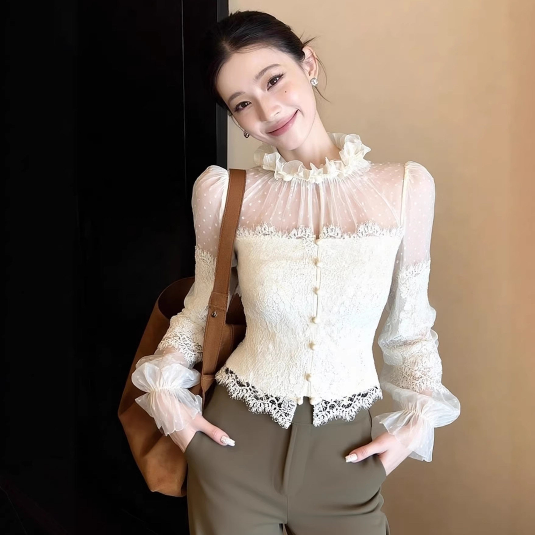 绝美巨好看的小上衣2026春季显瘦蕾丝上衣高级感轻熟收腰收腰衬衫