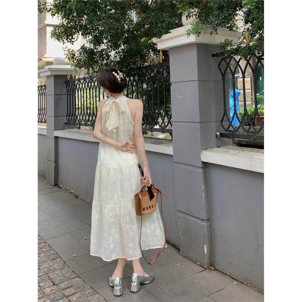 杏色挂脖连衣裙女子夏季2025新款高级感小个子海边度假风吊带长裙