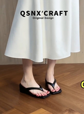 羊皮版~厚底增高人字拖女2026夏外穿坡跟休闲沙滩黑色拖鞋配裙子