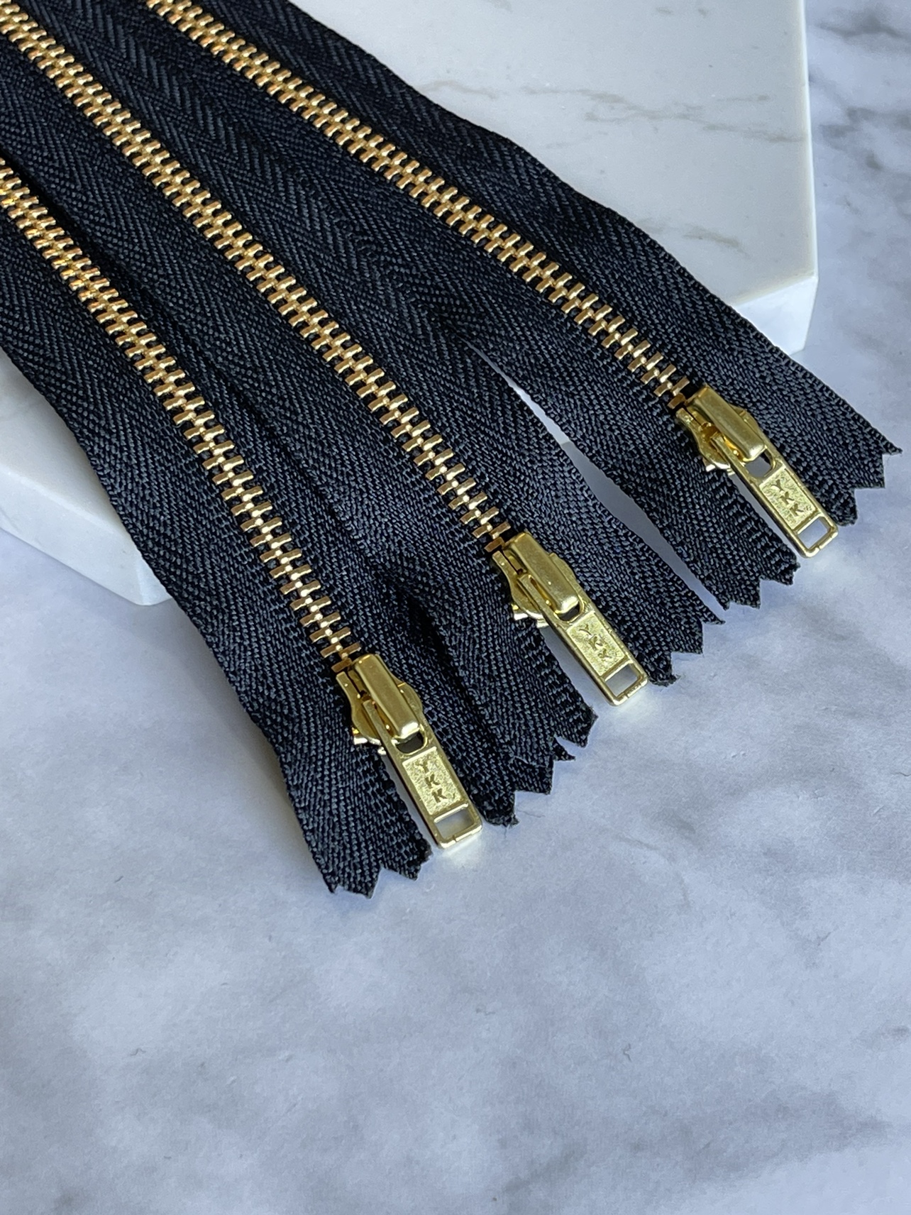 细齿经典DA款3#YKK拉链金铜闭尾领袖袋口箱包裤门襟裤脚裙腰黑580