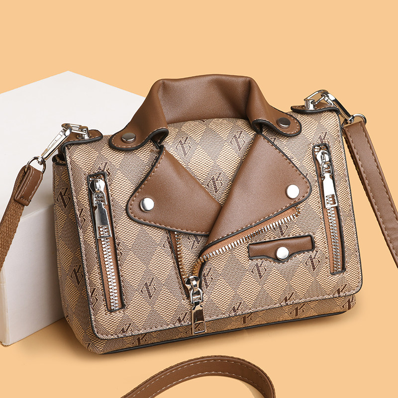 正品休闲2025新款牛仔皮质夹克衣服包美式铆钉斜挎链条单肩机车包