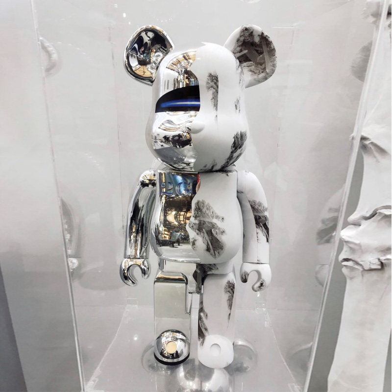 新款bearbrick潮空山基2g电镀发光积木熊暴力熊手办公仔摆件玩偶
