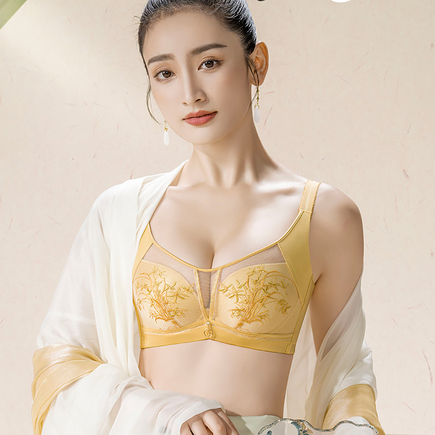 内衣女小胸聚拢中厚杯上托软钢圈图片