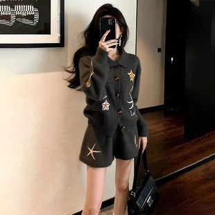 冬季穿搭一整套2026新年超火独特漂亮圣诞氛围感针织毛衣短裤套装