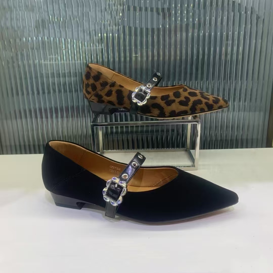 2025春款 高端牛货玛丽珍羊猄皮铆钉一字带低跟尖头真皮单鞋5368