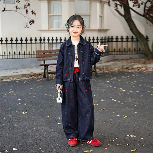 女童秋套装2026新款爱心刺绣牛仔洋气韩系穿搭女宝宝时髦两件套