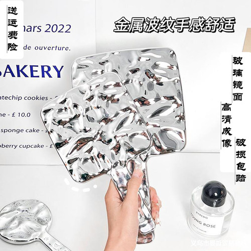 高颜值手拿镜子高清成像