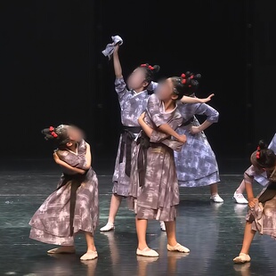 《柴房趣事》儿童民间舞群舞同款渐变舞蹈演出表演服装专业定制