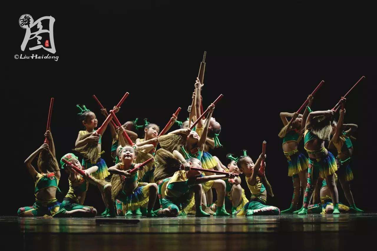 元旦第九届小小兵舞蹈服小荷风采扫把道具儿童舞蹈服兵娃娃演出服