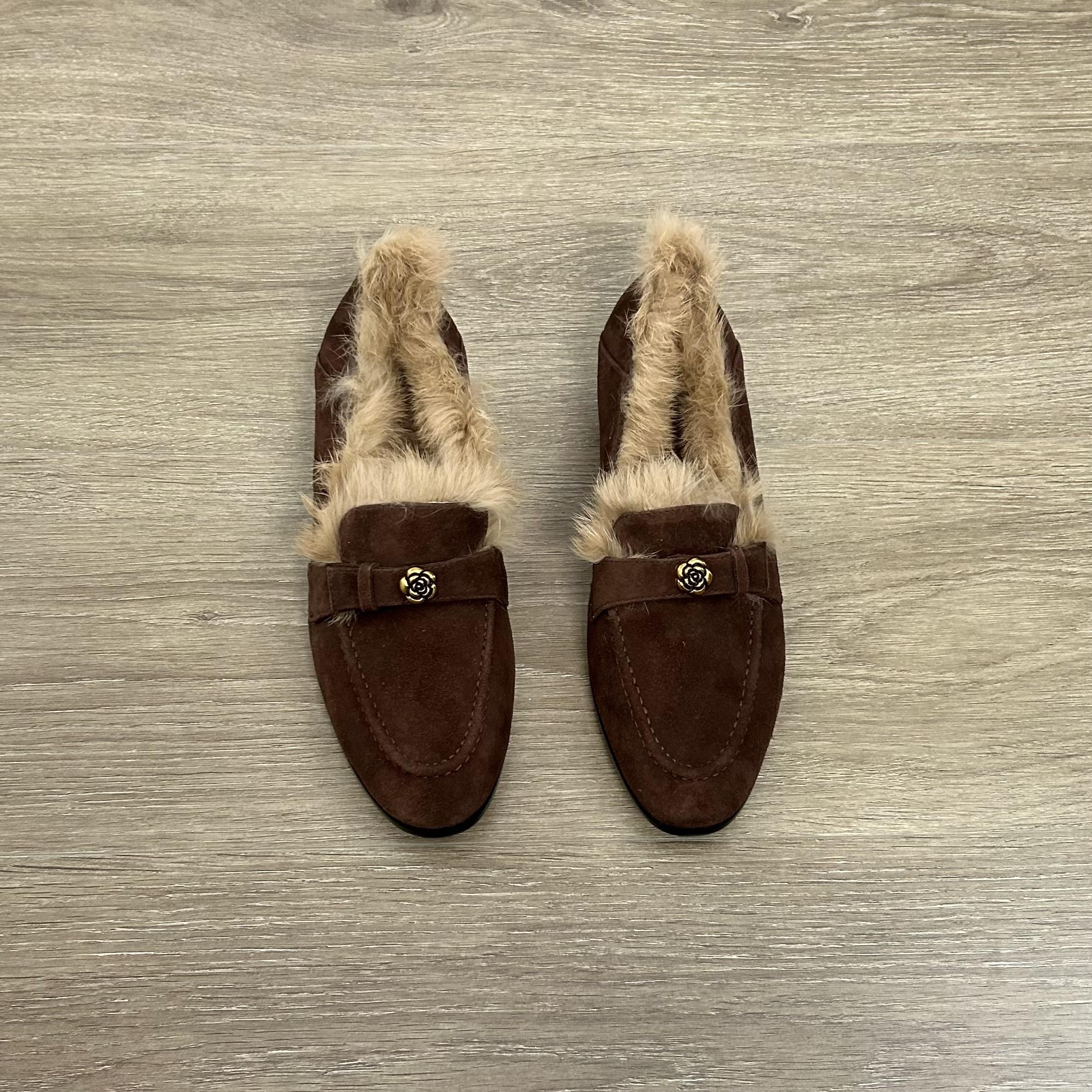 羊皮版~复古金属茶花扣毛毛鞋女