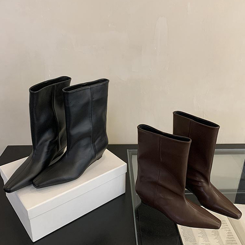 方头坡跟宽松直筒短靴女