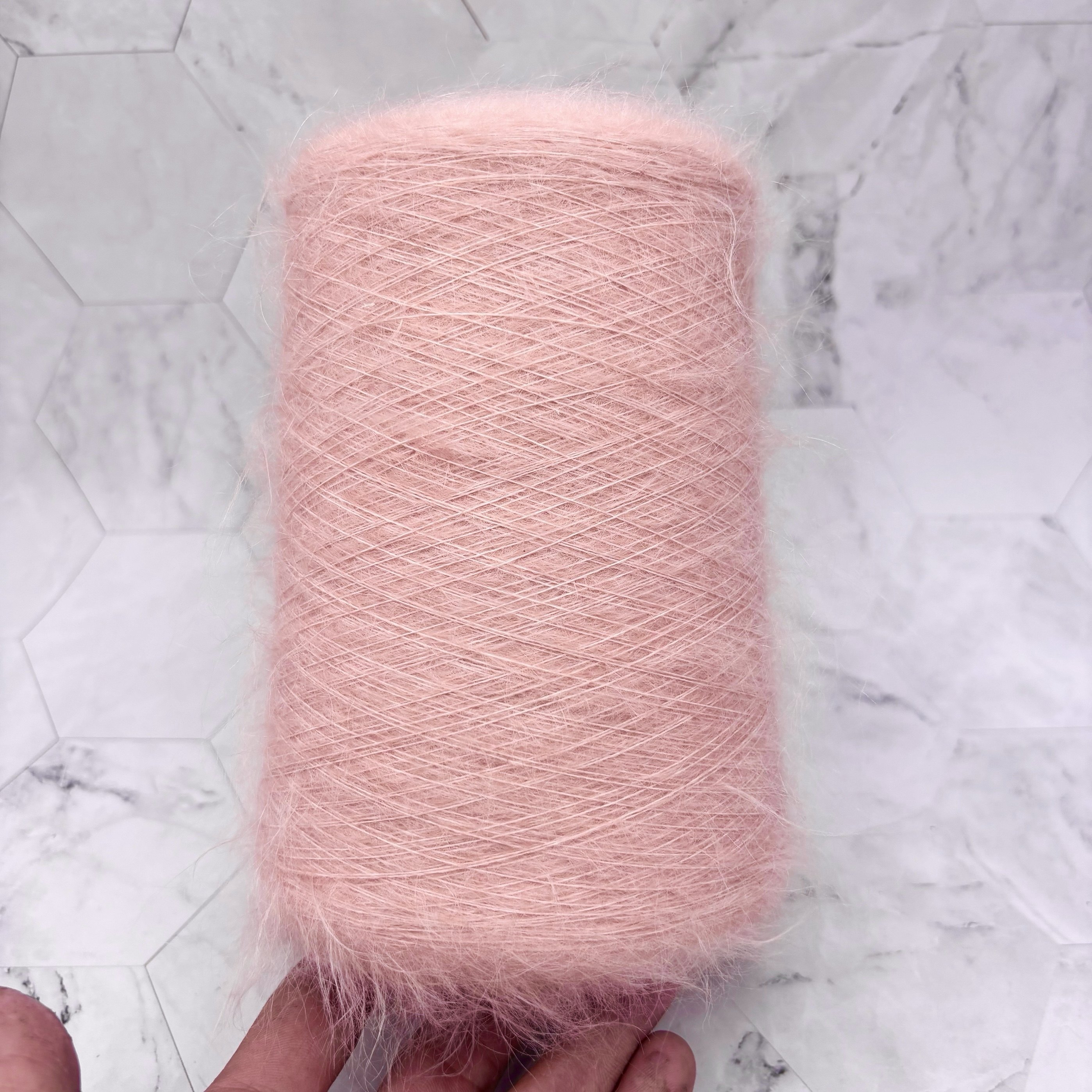 一桶的标价 1/11支超级马海毛 72%超级马海26%尼龙2%氨纶毛感顺滑