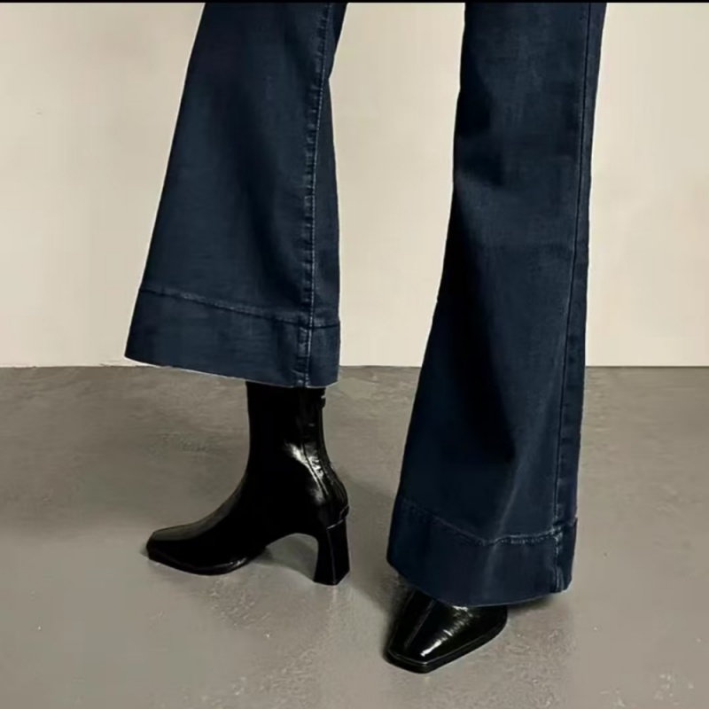 黑色漆皮高级感粗跟后拉链马丁靴