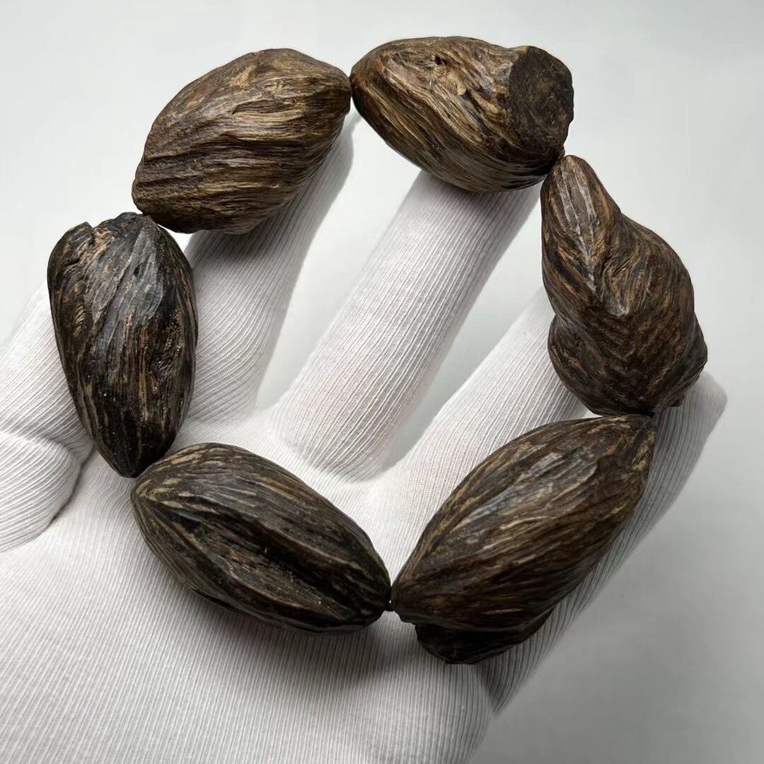 越南芽庄虫漏沉香规格:随型 重:90克左右质地上乘,油脂爆满发亮