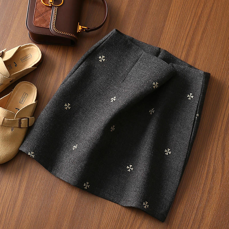 淘么淘 稳站「C」位 复古金线刺绣小花显瘦高腰A字毛呢短裙半身裙