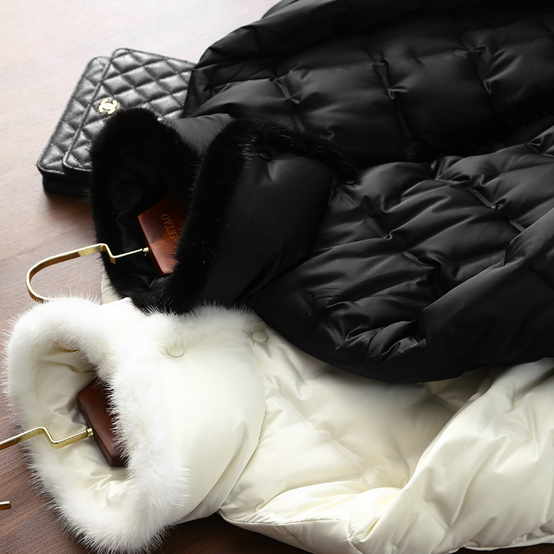 淘么淘 时髦御寒 奢贵水貂毛条拼轻柔立领90白鹅绒羽绒服女冬新款