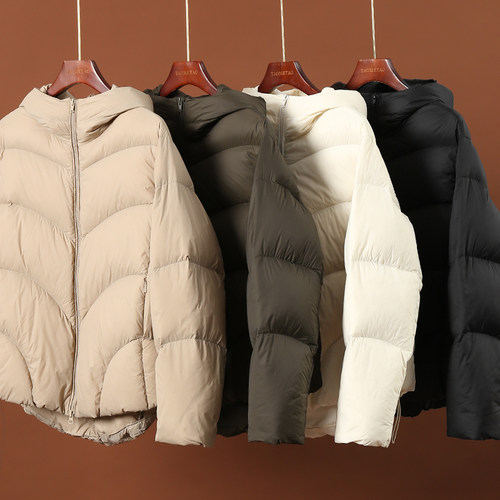 淘么淘 柜上1700+！90白鸭绒弧形绗缝连帽立领轻软羽绒服外套女