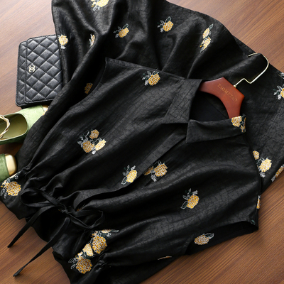 千年非遗香云纱 22姆米龟裂纹真丝绣球花刺绣抽绳收腰翻领连衣裙