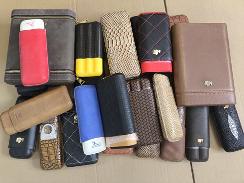 雪茄包。款式随机发。有点发霉，有点掉皮。介意勿拍。不包好坏。