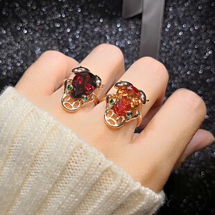 创意招财打麻将铜钱黄水晶金蟾戒指夸张红宝石香槟色蟾蜍食指戒子