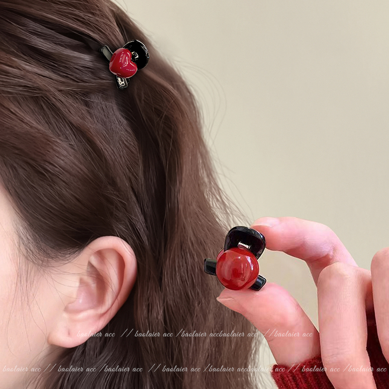 超显白的红色小抓夹公主头半扎发