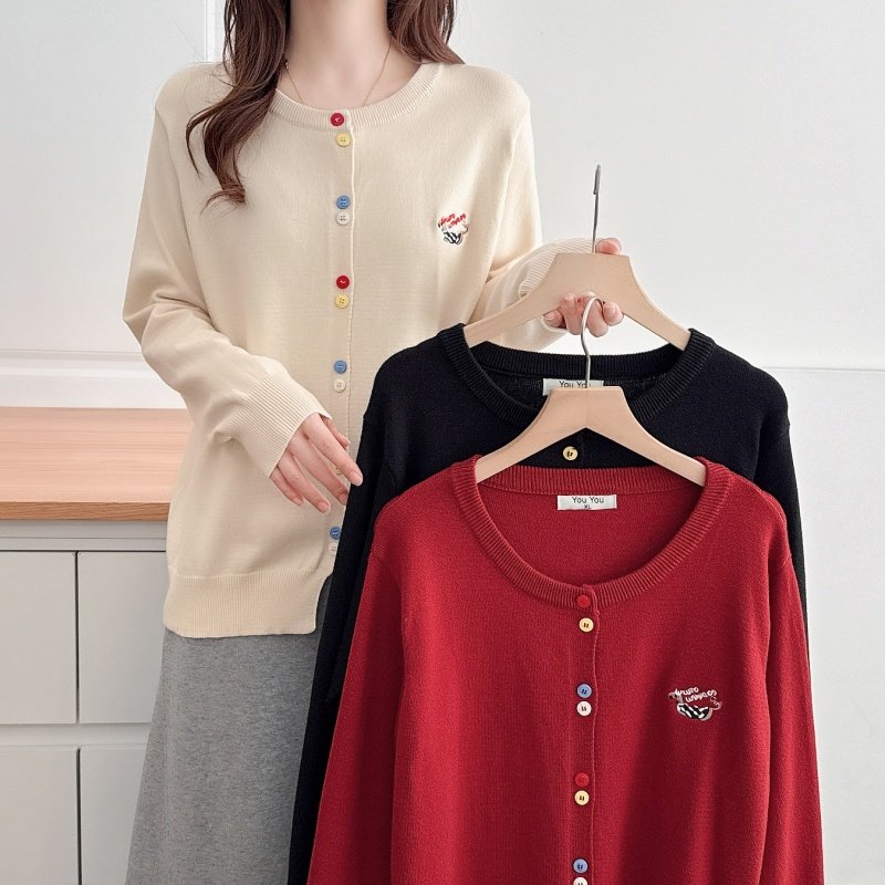 大码女装秋冬新款韩版宽松圆领彩色扣子针织开衫毛衣刺绣外套上衣