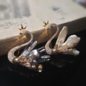 巴洛克黑白天鹅胸针高档女胸花设计感小众款 珍珠毛衣别针西装 精致