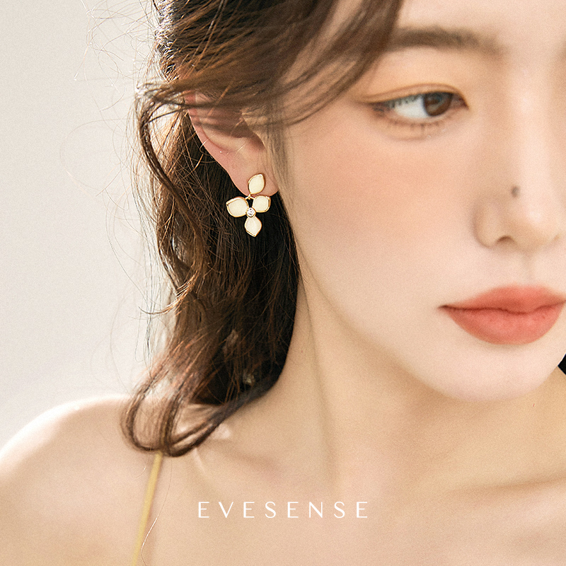 EVESENSE白色珐琅花朵耳环