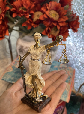 树脂正义女神雕塑雕像司法院律师事务所天平法律办公桌摆件小礼物