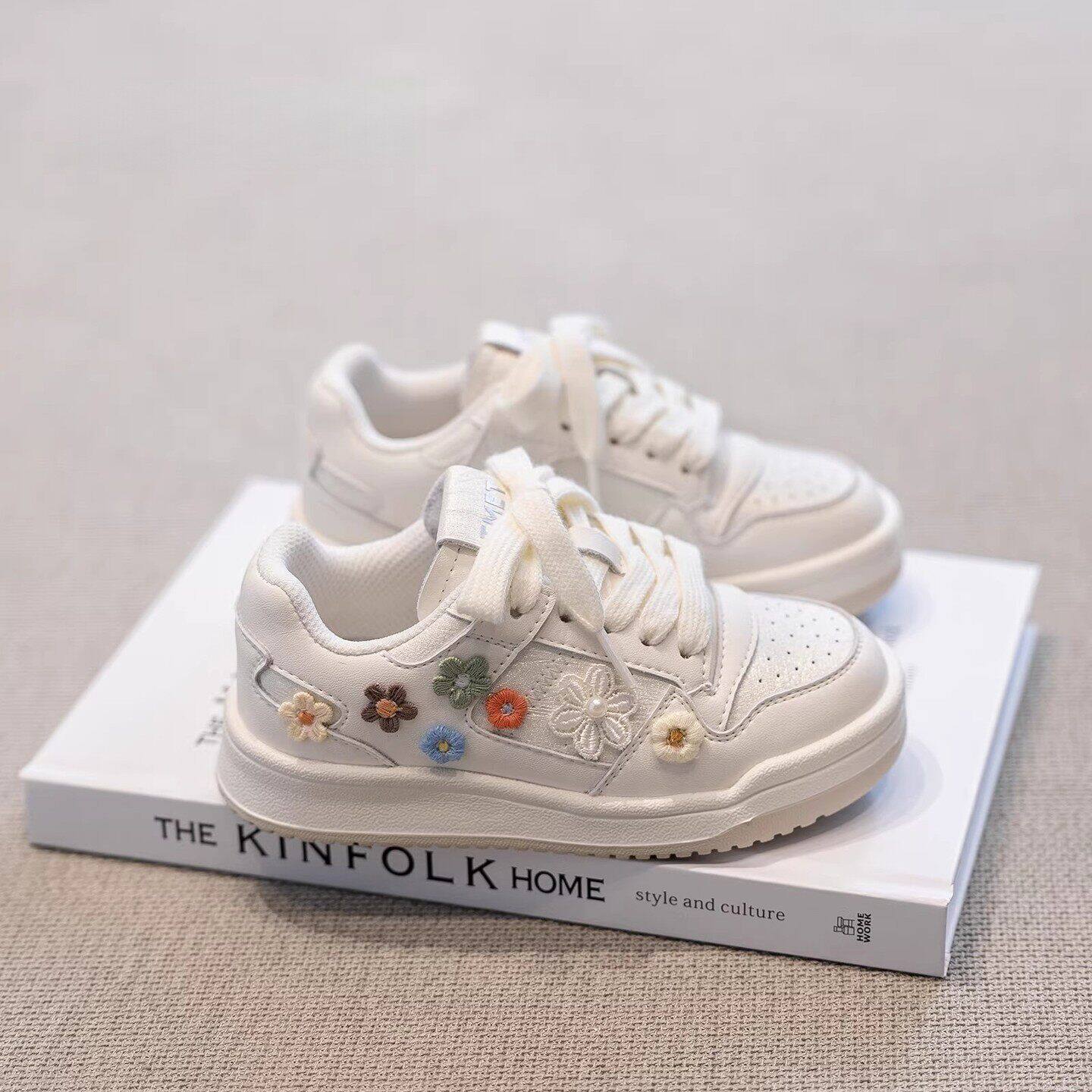 女童小白鞋2026春新款低帮花朵刺绣板鞋儿童运动鞋轻便舒适休闲鞋
