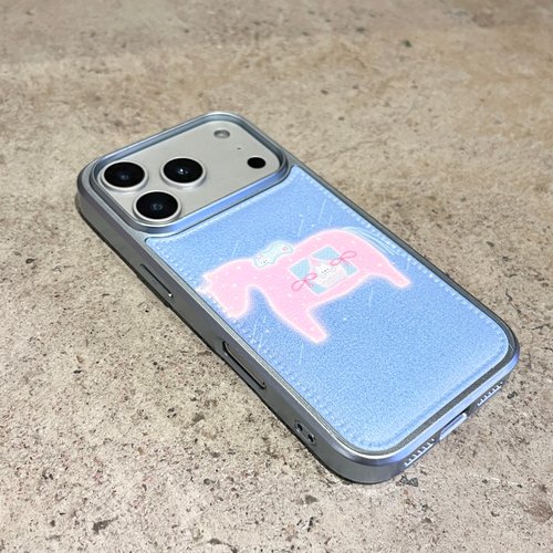 适用苹果17/华为Pura80/小米17/OPPO Reno15/VIVO X300原创粉色小马仿皮纹手机壳iPhone14/16Promax电镀蓝框