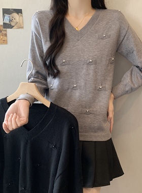 灰色针织女设计感V领钉珠上衣2025秋冬季新款女士毛衣长袖打底衫