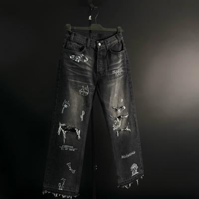 黑色水钻破坏直筒牛仔裤