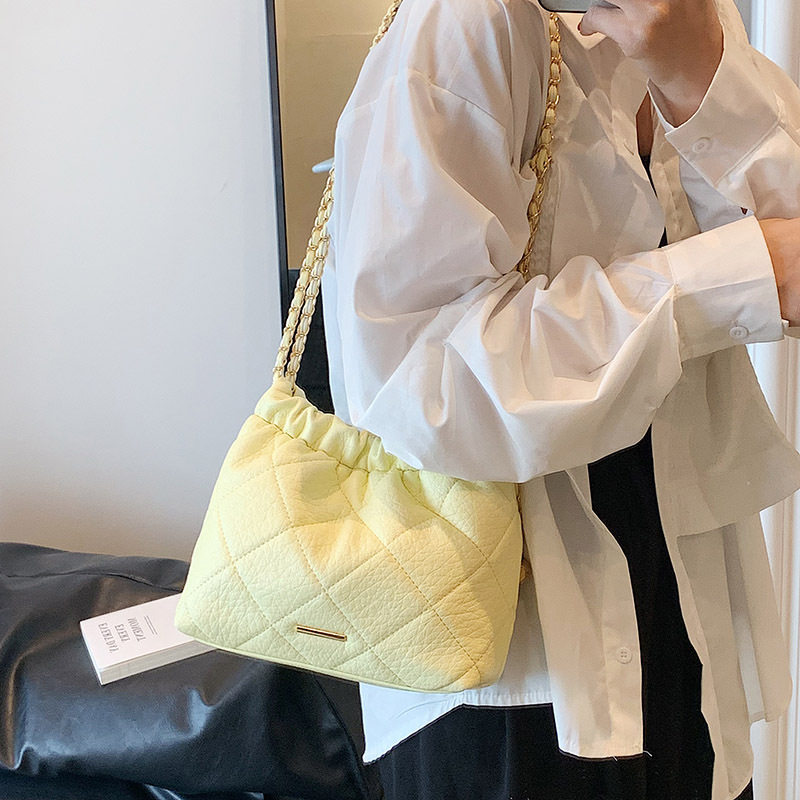 2026新款时尚简约休闲个性褶皱单肩水桶包女高级感小众通勤斜挎包,箱包皮具/热销女包/男包,通用款女包,淘宝优惠券,粉丝福利购,淘宝优惠卷