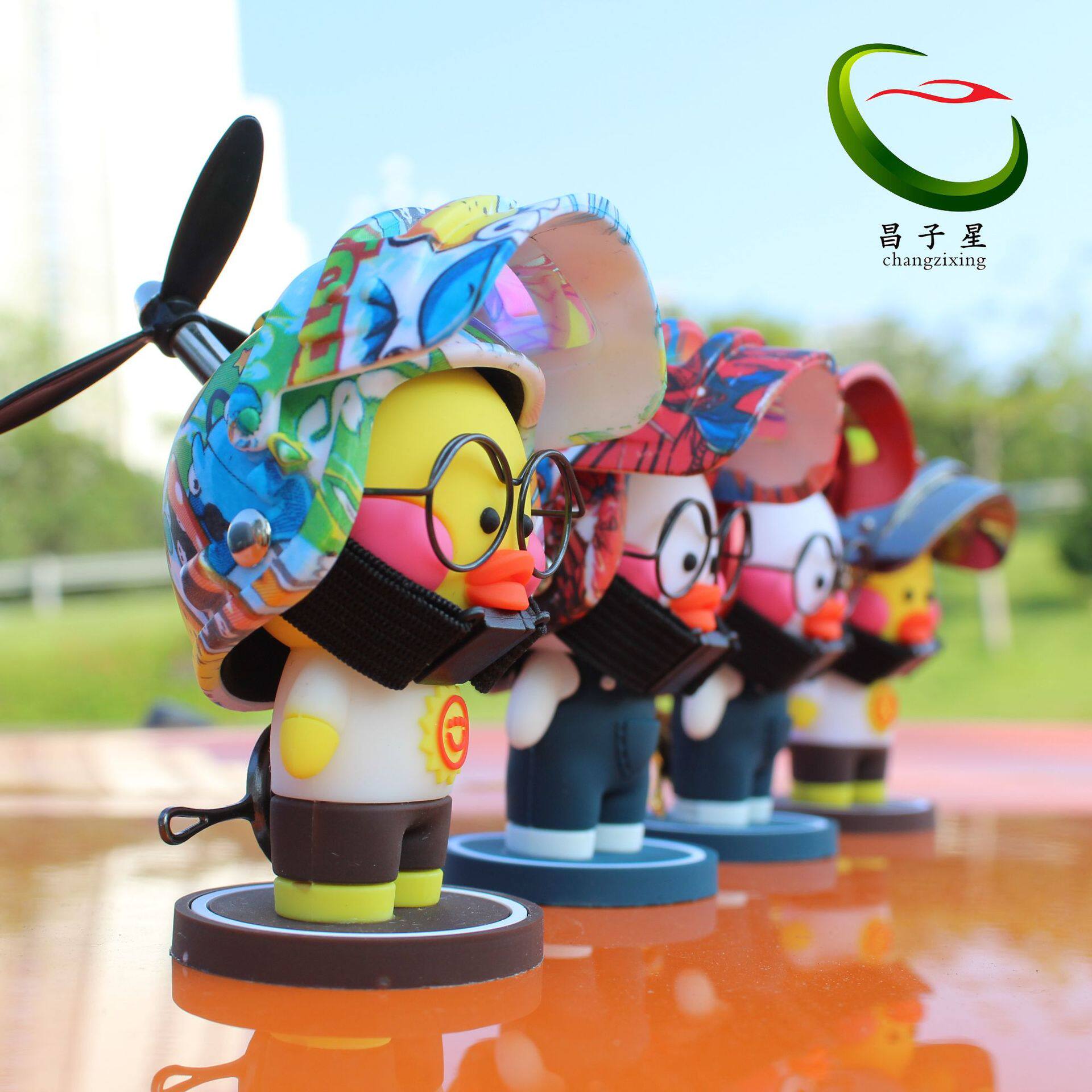 批发卡通摆件汽车破风鸭可爱小黄鸭车载摆件竹蜻蜓螺旋桨头盔鸭女