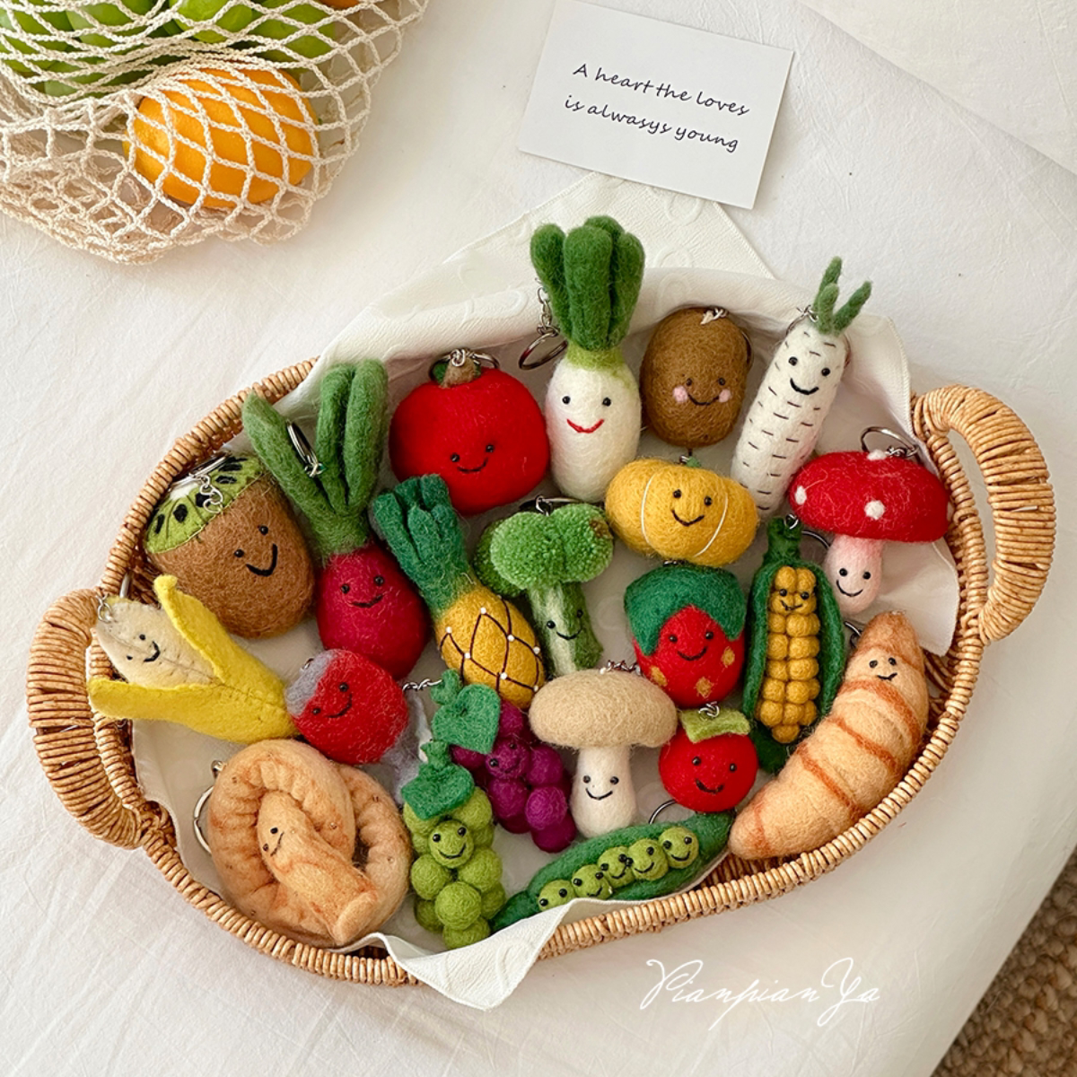 可爱蔬菜水果挂件手工羊毛毡包包挂饰配饰牛角包小公仔苹果钥匙扣
