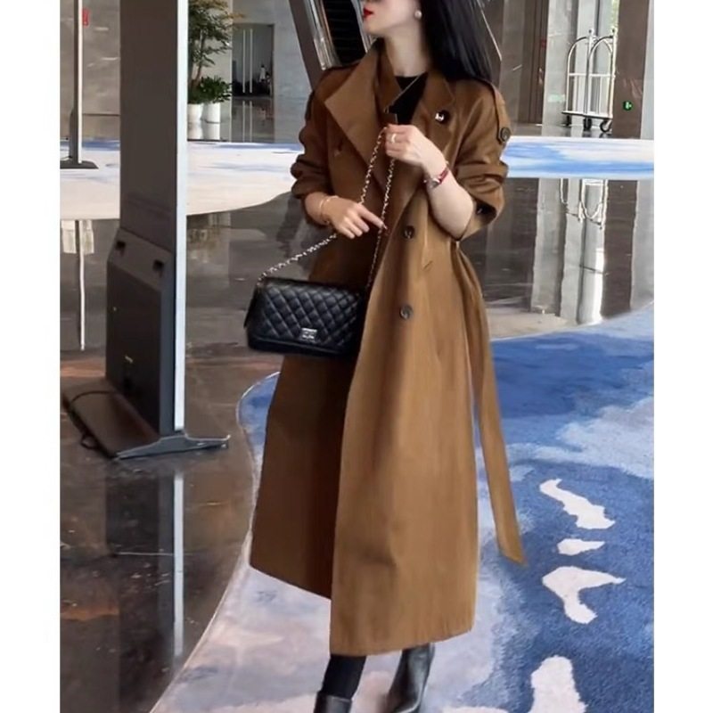 今年流行高端时装棕色风衣女2024新款秋季法式复古赫本风长款外套