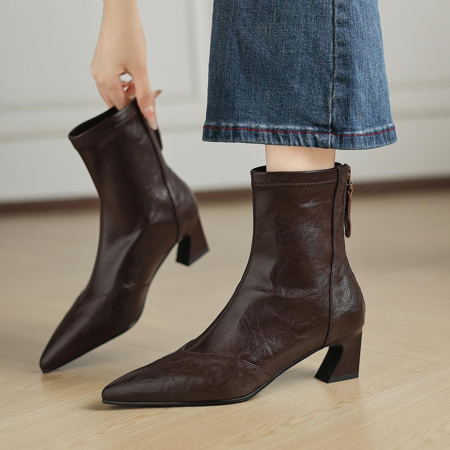 复古羊皮尖头软底高跟短靴女