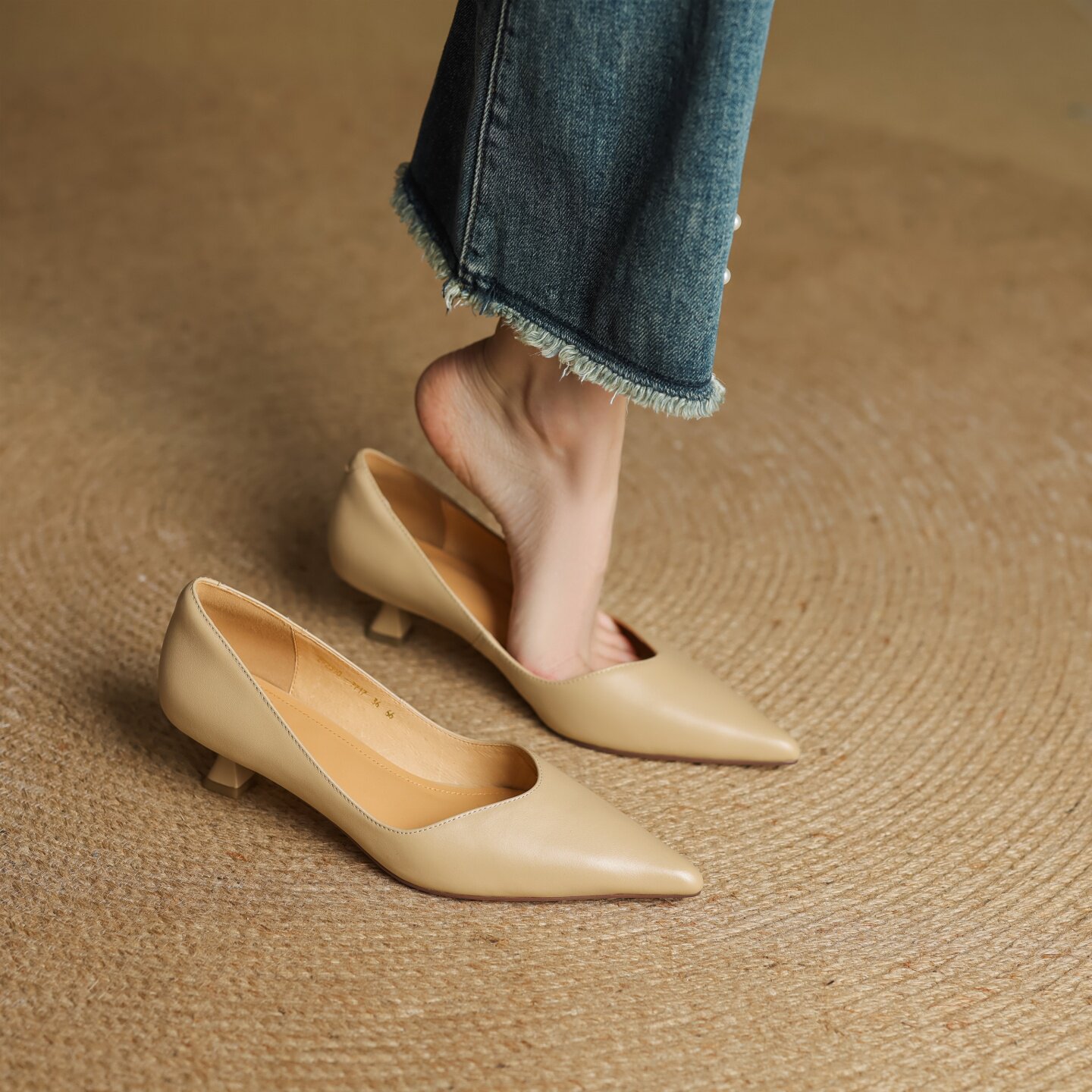 真皮尖头杏色单鞋女2026年春新款气质百搭通勤浅口一脚蹬细高跟鞋